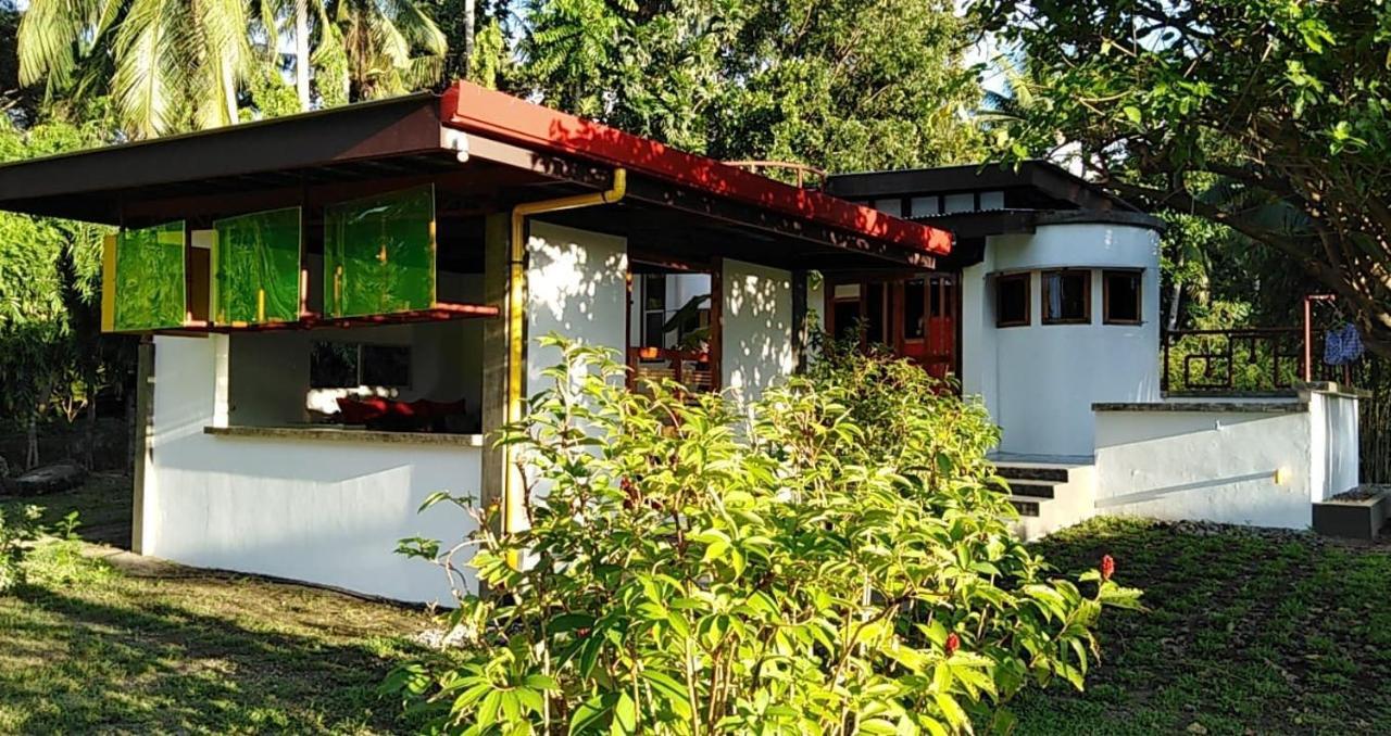 在别处精品度假酒店 Mambajao 外观 照片